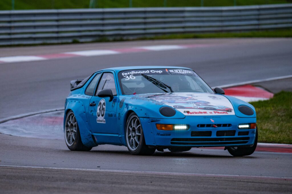 Porsche 968csr sur un circuit Dijon Prenois humide