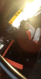 à l'interieur de la Porsche 964 RS lors des 200km du Grand prix de France Historique 2025 au soleil couchant