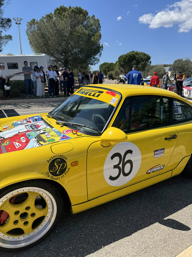 Porsche 964 RS prete pour les qualifications du Grand prix de France Historique sur le circuit Paul Ricard en avril 2025