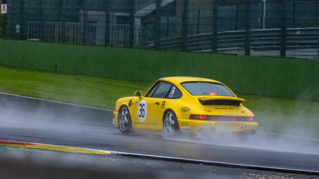 Porsche 964 RS 3.8 sous la pluie sur le circuit de spa Francorchamps