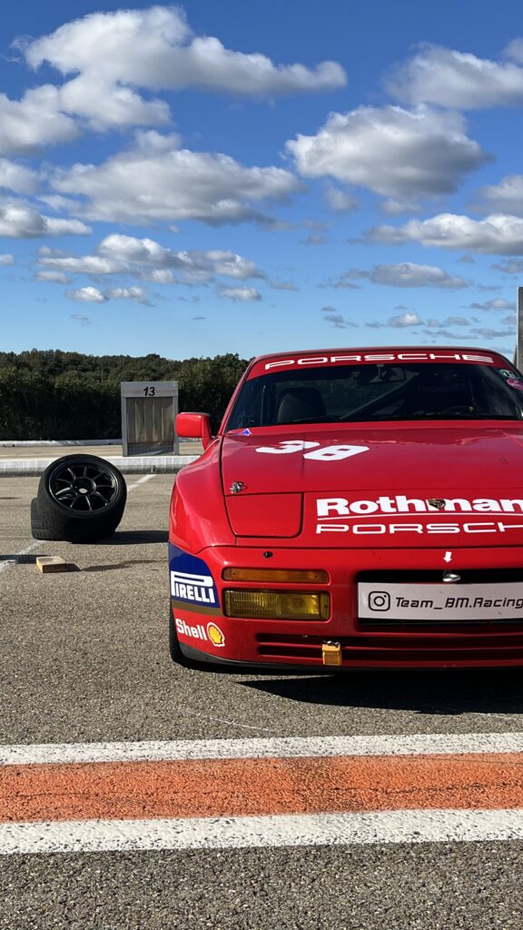 Porsche 944 turbo sur le circuit de ledenon