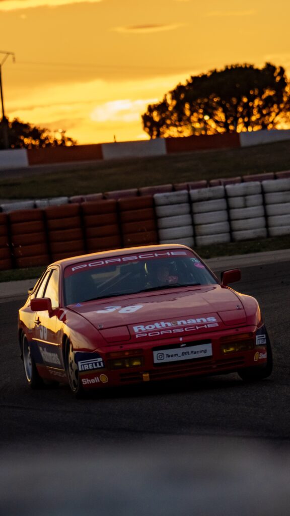 Porsche 944 turbo course sur le circuit de lédenon au coucher de soleil