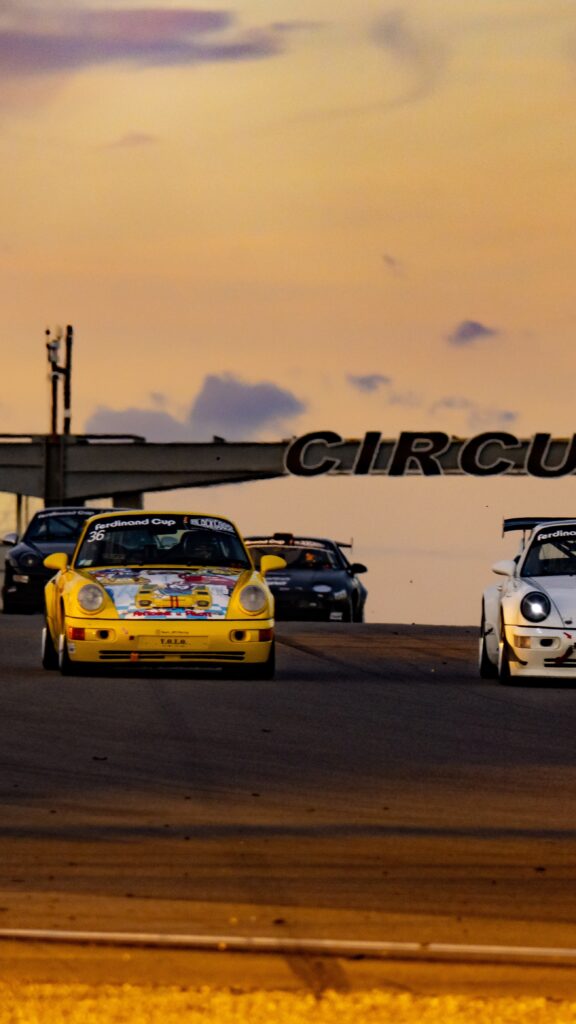 Porsche 964 RS au coucher de soleil sur le circuit de lédenon