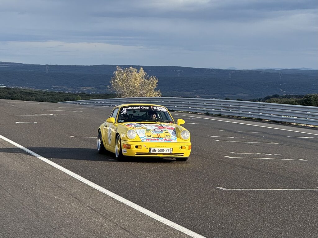Porsche 964 RS sur le circuit de Lédenon pour les essais libres