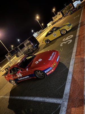 Porsche 944 et porsche 964 dans le paddock du circuit de Lédenon